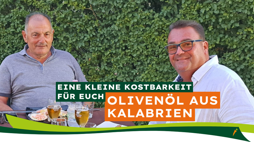 KI generiert: Zwei Männer sitzen draußen an einem Tisch. Text: "EINE KLEINE KOSTBARKEIT FÜR EUCH OLIVENÖL AUS KALABRIEN".
