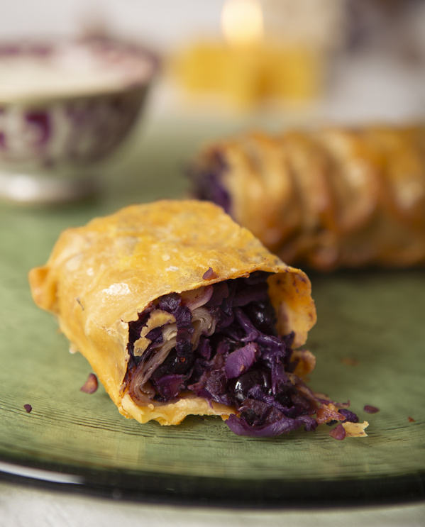 KI generiert: Ein Blätterteiggebäck gefüllt mit rotem Kohl auf einem Teller.