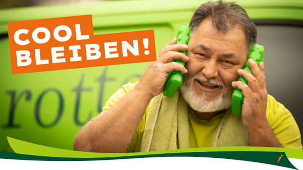 KI generiert: Ein Mann hält grüne Flaschen an die Ohren, Text: "COOL BLEIBEN!"