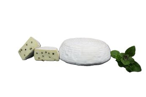 Produktfoto zu Kolsasser Korbkäse mit ganzen Pfefferkörnern, 50% von Biosennerei Kolsass