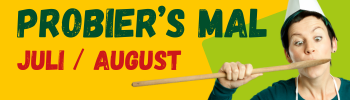 KI generiert: Eine Person mit Kochmütze mit einem Kochlöffel im Mund. Text: "PROBIER'S MAL JULI / AUGUST".