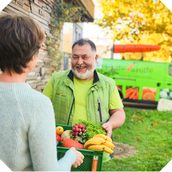 KI generiert: Ein lachender Mann liefert eine Kiste mit Obst und Gemüse aus.