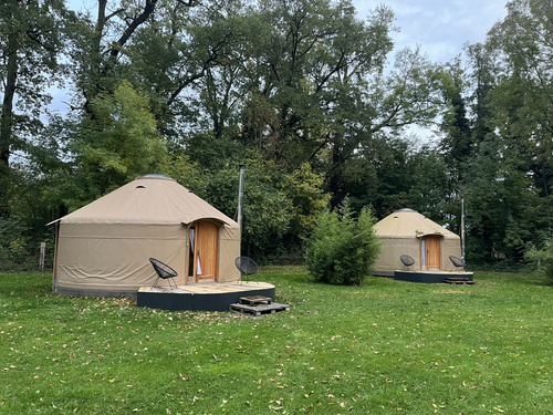 KI generiert: Ein großer Haufen Mören auf einem Industriegelände, eine Person im Hintergrund.