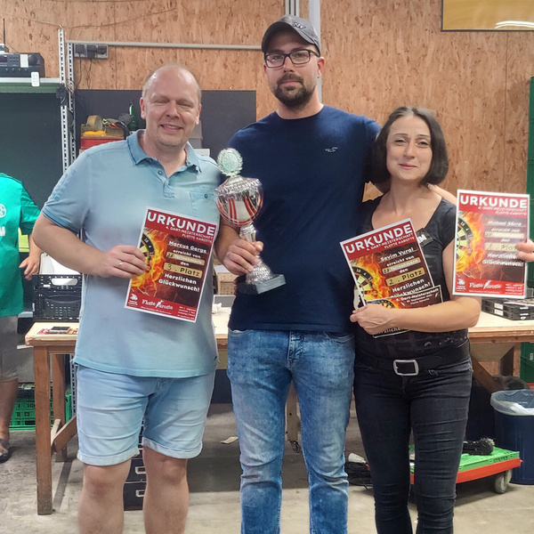 KI generiert: Drei Personen halten Urkunden und einen Pokal in einem Raum mit Holzverkleidung.