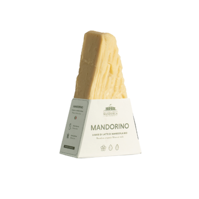 Produktfoto zu Mandorino, kräftige veggi Alternative zu Hartkäse von Fattoria della Mandorla