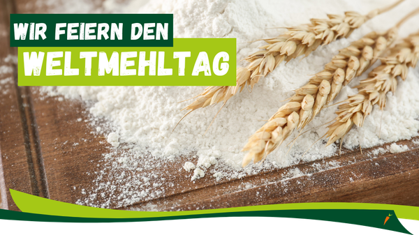 KI generiert: Ein Haufen Mehl und Weizenähren auf Holz. Text: "Wir feiern den Weltmehltag."