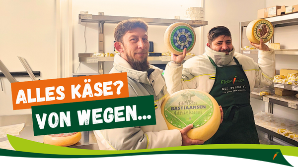 KI generiert: Zwei Männer posieren mit Käselaiben; Text: "ALLES KÄSE? VON WEGEN..."