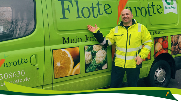 KI generiert: Ein Mann steht lächelnd vor einem grünen Lieferwagen mit der Aufschrift "Flotte Karotte".
