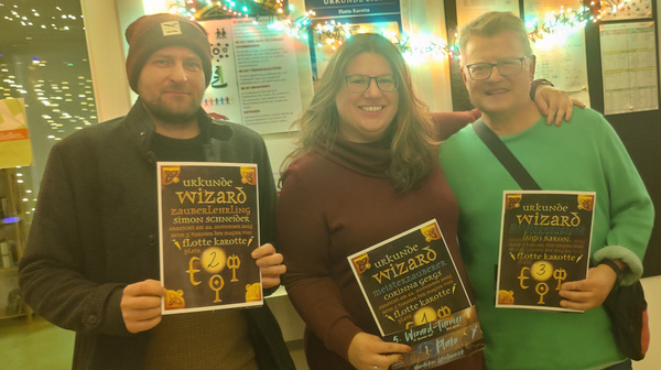 KI generiert: Drei Personen halten Zertifikate mit der Aufschrift "Urkunde Wizard".