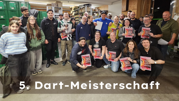 KI generiert: Gruppe posiert mit Urkunden bei der "5. Dart-Meisterschaft".