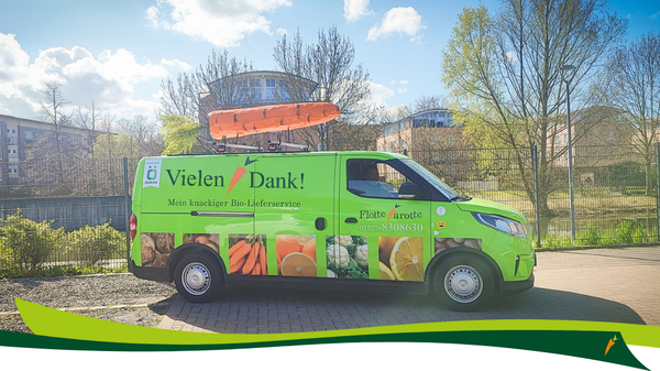 KI generiert: Ein grüner Lieferwagen mit Obst- und Gemüseaufdruck, Text: „Vielen Dank! Mein knackiger Bio-Lieferservice“.