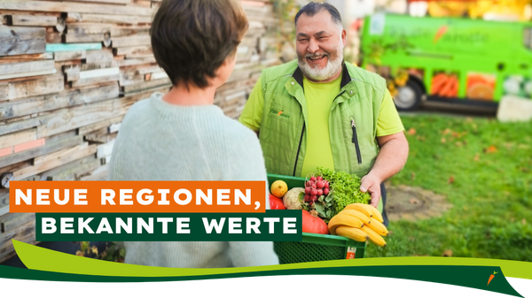 KI generiert: Ein Mann überreicht eine Kiste mit Obst und Gemüse. Text: "NEUE REGIONEN, BEKANNTE WERTE".