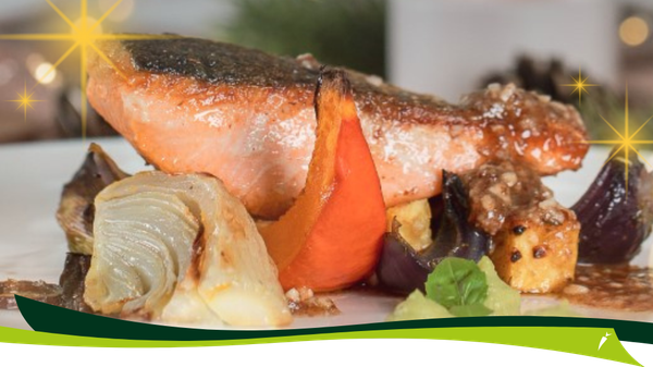 KI generiert: Das Bild zeigt ein kunstvoll angerichtetes Gericht mit einem Stück Lachs sowie verschiedenen Gemüsesorten wie Zwiebeln und Kürbis. Das Arrangement wird durch einen dekorativen Rand mit grünen Elementen und Sterneneffekten ergänzt.