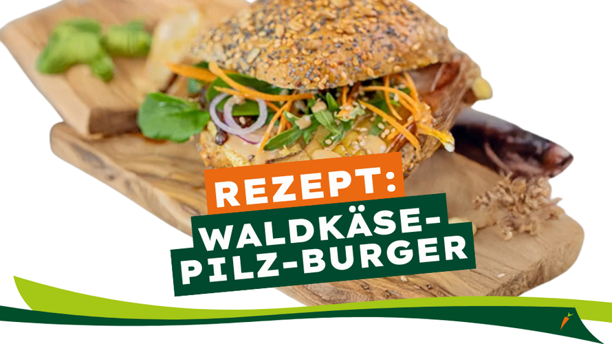 KI generiert: Ein vegetarischer Burger auf einem Holzbrett. Text: "Rezept: Waldkäse-Pilz-Burger".