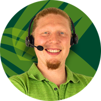 KI generiert: Ein lächelnder Mann mit Headset vor einem grünen Hintergrund.