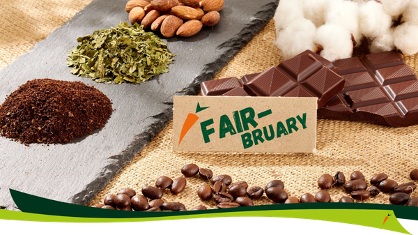 KI generiert: Das Bild zeigt verschiedene Fair-Trade-Produkte wie Nüsse, Kaffee, Schokolade und Baumwolle auf einem Tisch. Im Vordergrund steht ein Schild mit der Aufschrift "Fairbruary", das einen fairen Handel bewirbt.