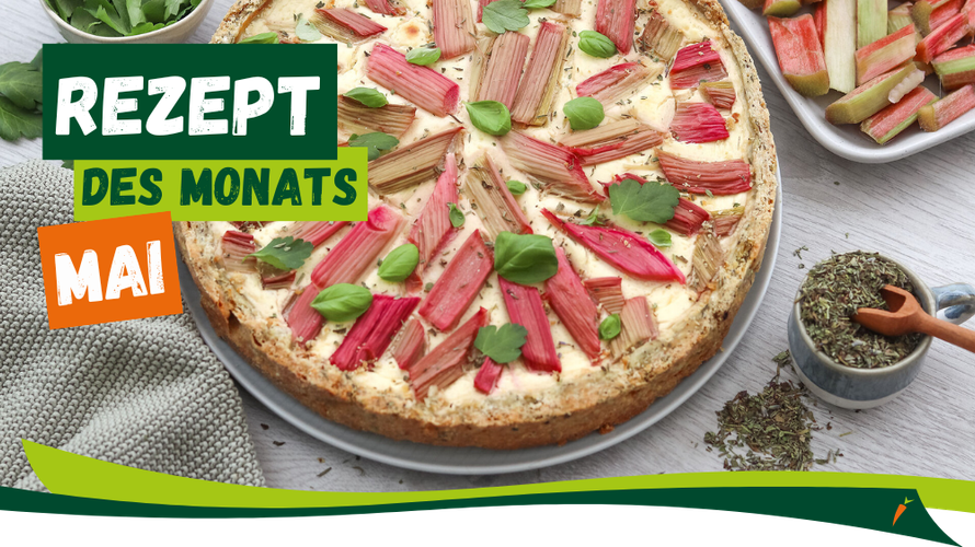 KI generiert: Ein Rhabarberkuchen mit frischen Kräutern. Text: "REZEPT DES MONATS MAI".