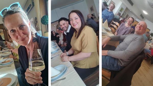 KI generiert: Leute sitzen an einem Tisch in einem Restaurant und genießen Essen und Trinken.