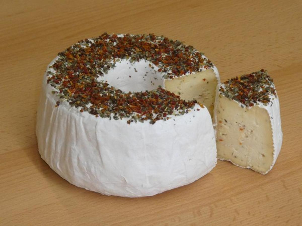 Produktfoto zu Belriether Dorfkäse Basilikum & Tomate von der Hofkäserei Belrieth
